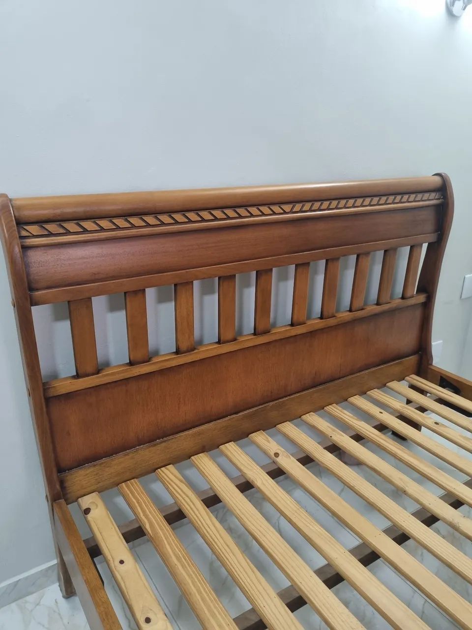 CAMA QUEEN EM MADEIRA MACIÇA SEM COLCHÃO - Foto 3