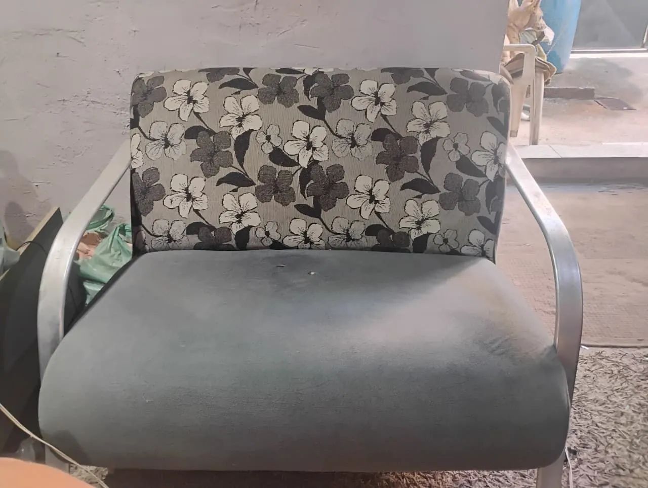 Vendo dois sofás de um e dois lugares 150 reais os dois - Foto 2