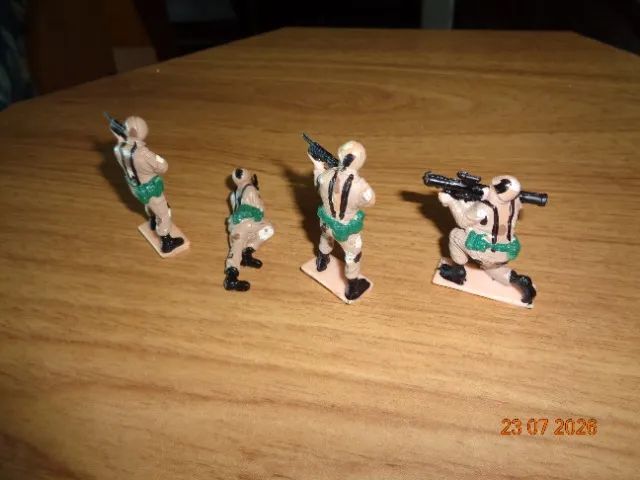 Lote com 4 Soldadinhos De Borracha - Foto 2