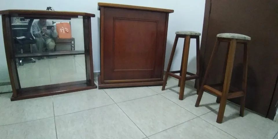 BAR COM ESPELHO E 2 BANQUETAS - Foto 3