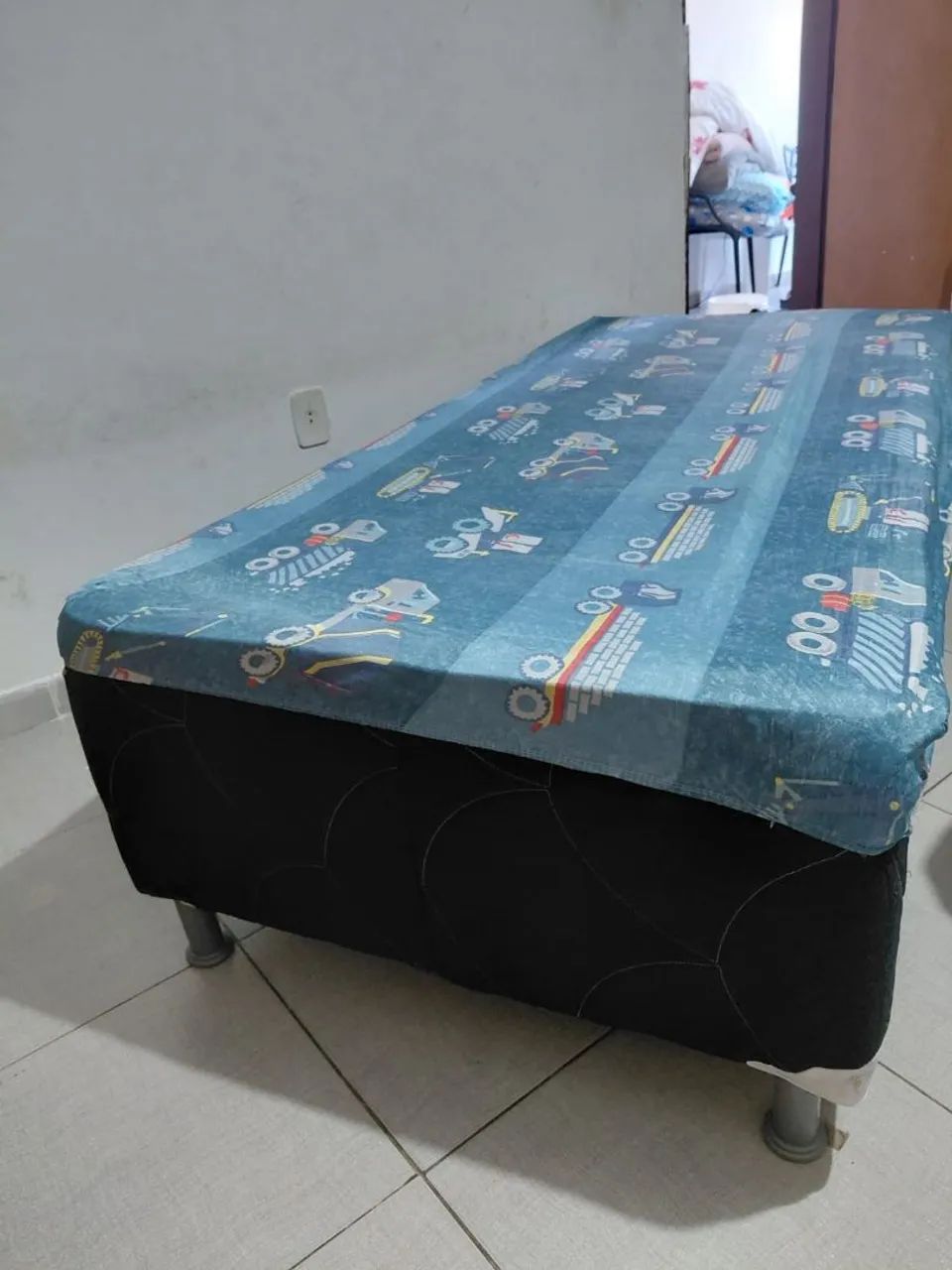 Vendo cama box solteiro 200.00