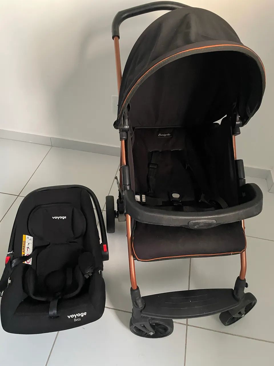 Carrinho de bebê + bebê conforto seminovo 