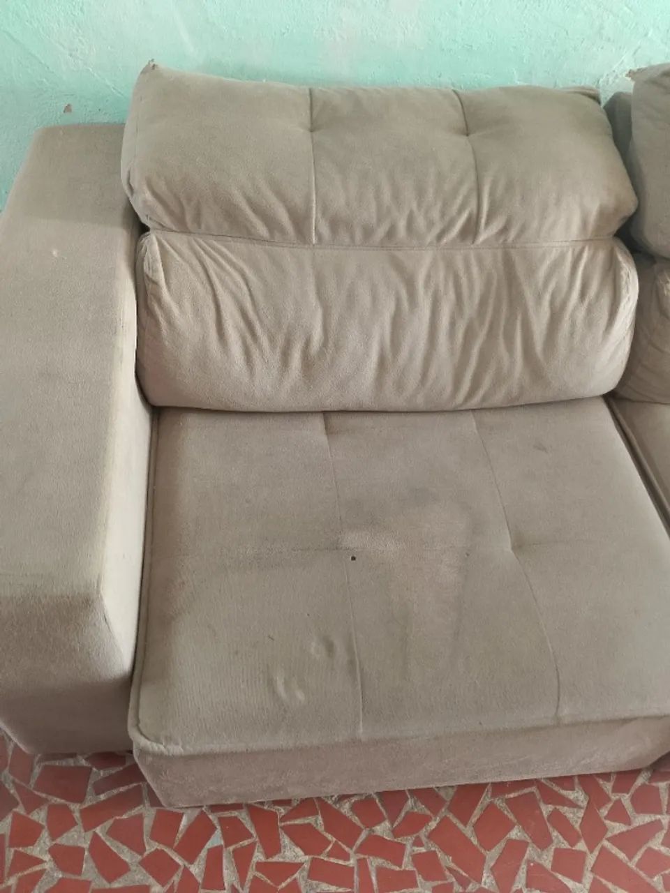 Sofá retrátil confortável , com avarias no tecido  - Foto 4