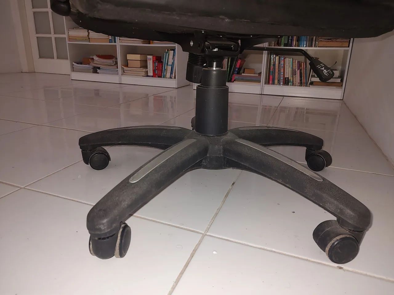Cadeira de escritório com rodinhas  - Foto 2