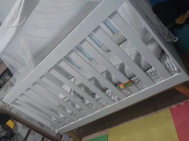 Berço branco tipo americano pé palito com colchão ortobom  - Foto 3