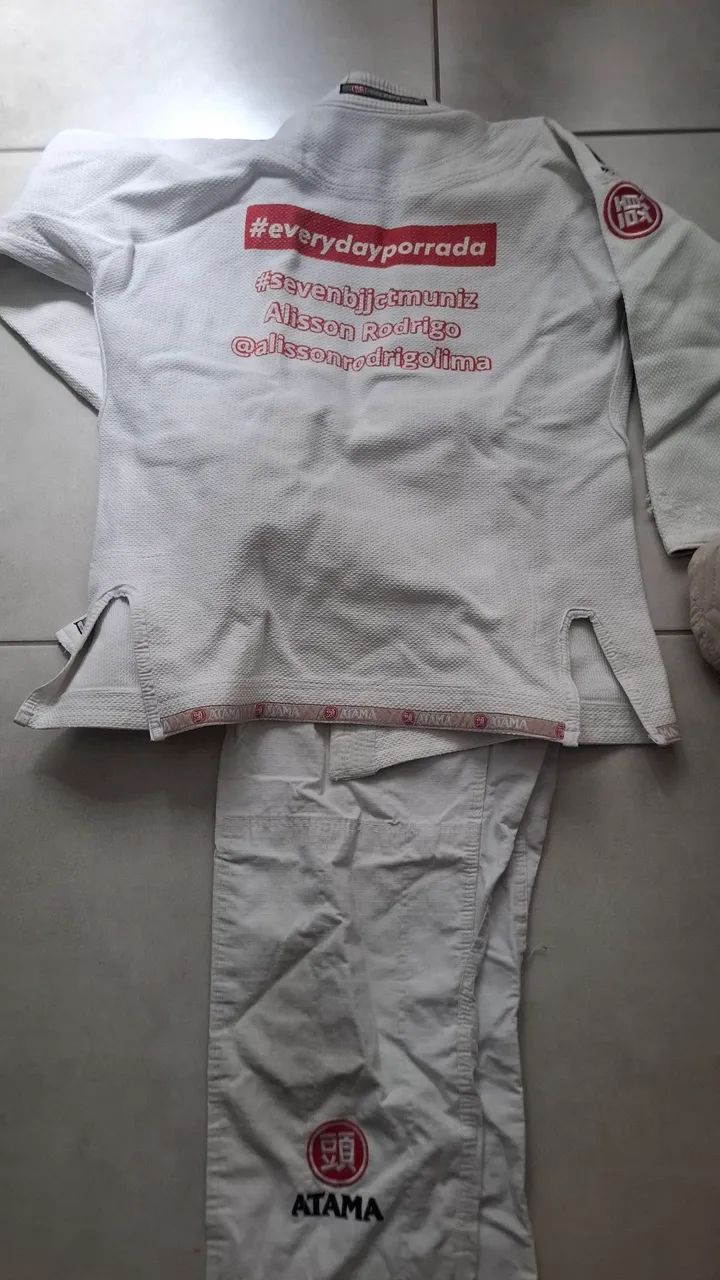 Vendo materiais para jiujitsu. Kimonos e mochila. Tudo por 300. Wats * 
