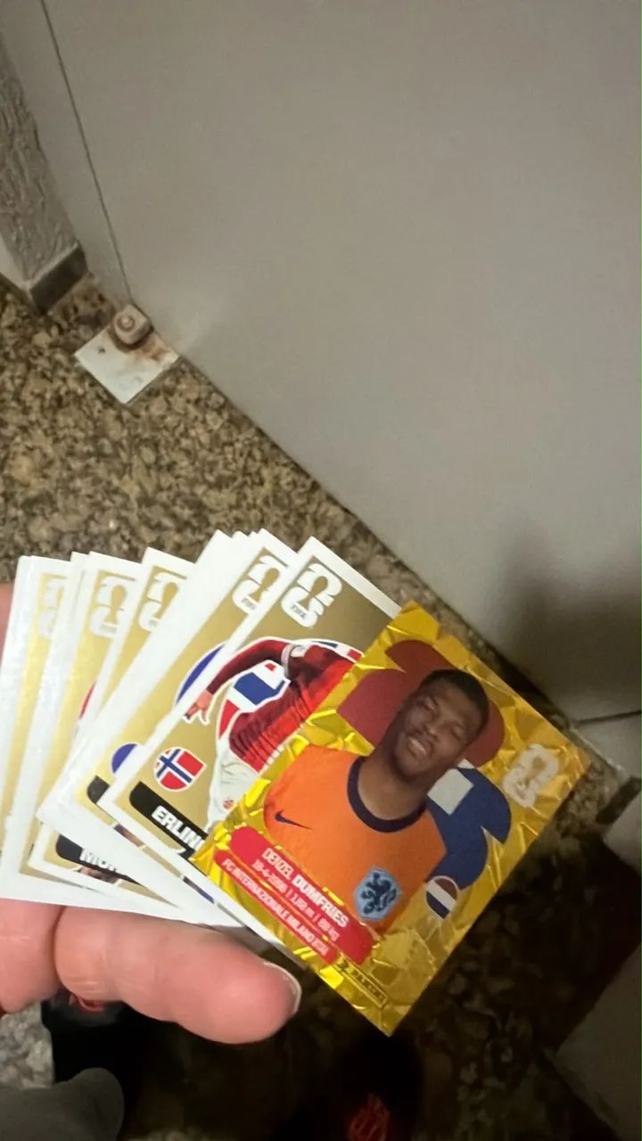 20 figurinhas extras gold  - Foto 2