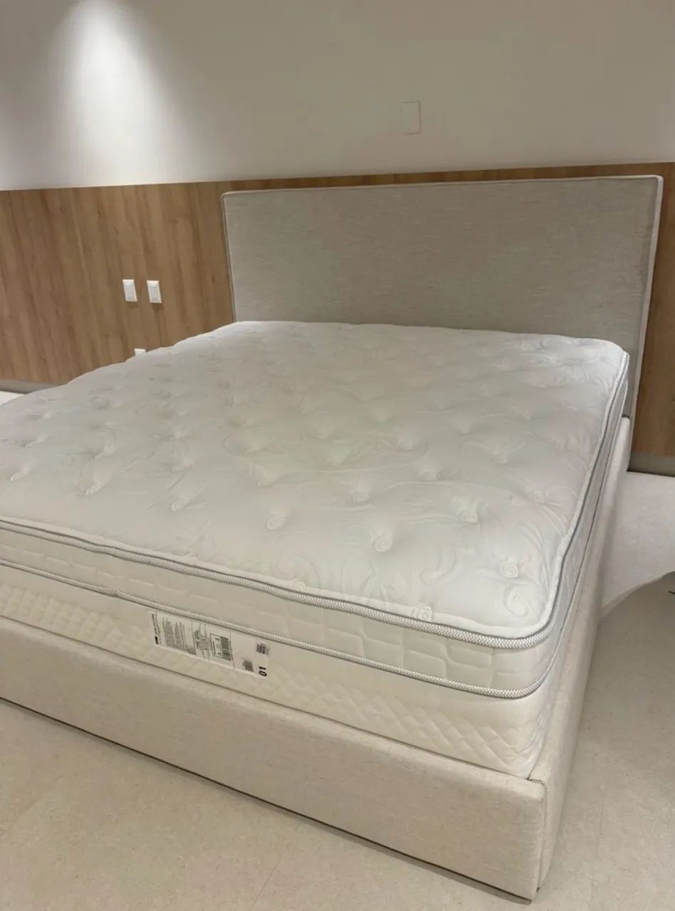 Cama King completa base e cabeceira de linho + Colchão!! Excelente estado