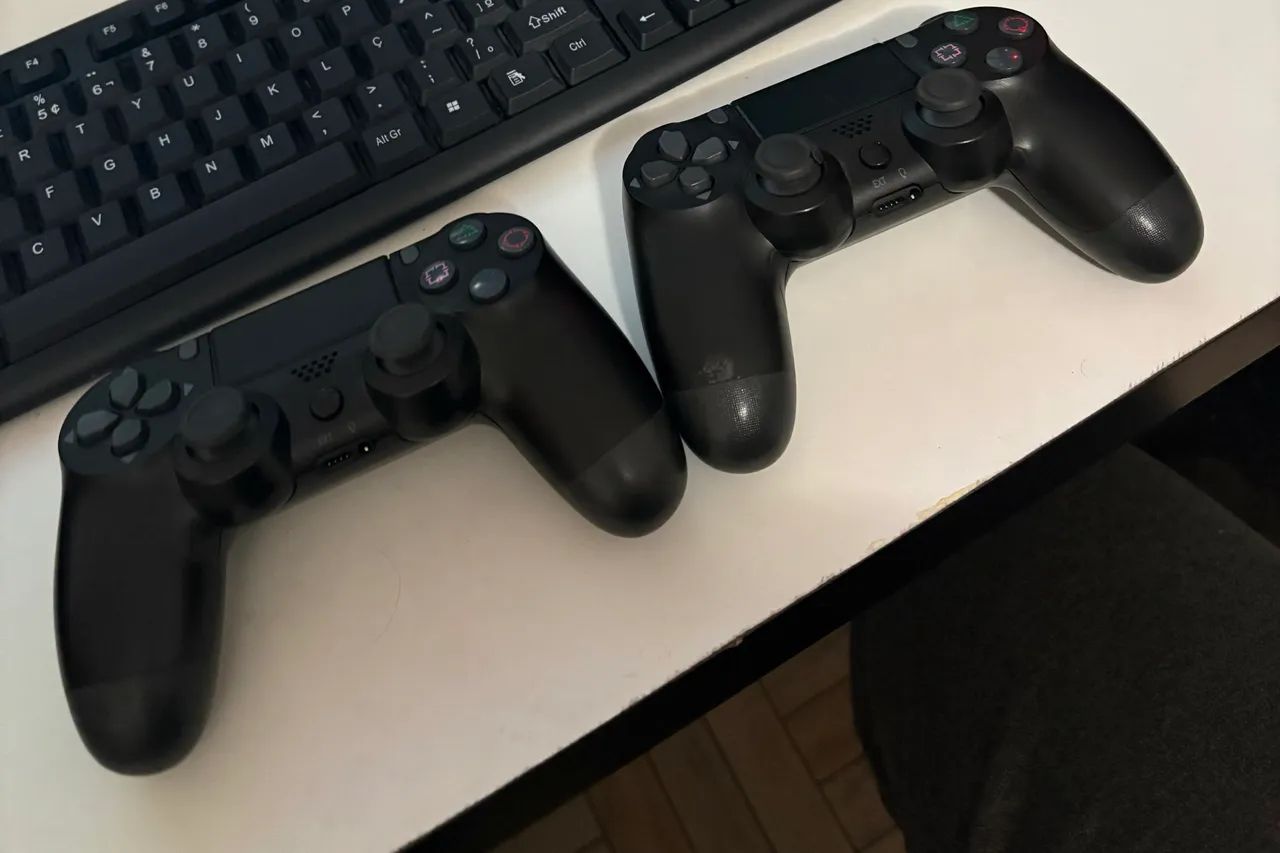 Vendo 2 controles Réplica de PS4 (Funcionando Perfeitamente)