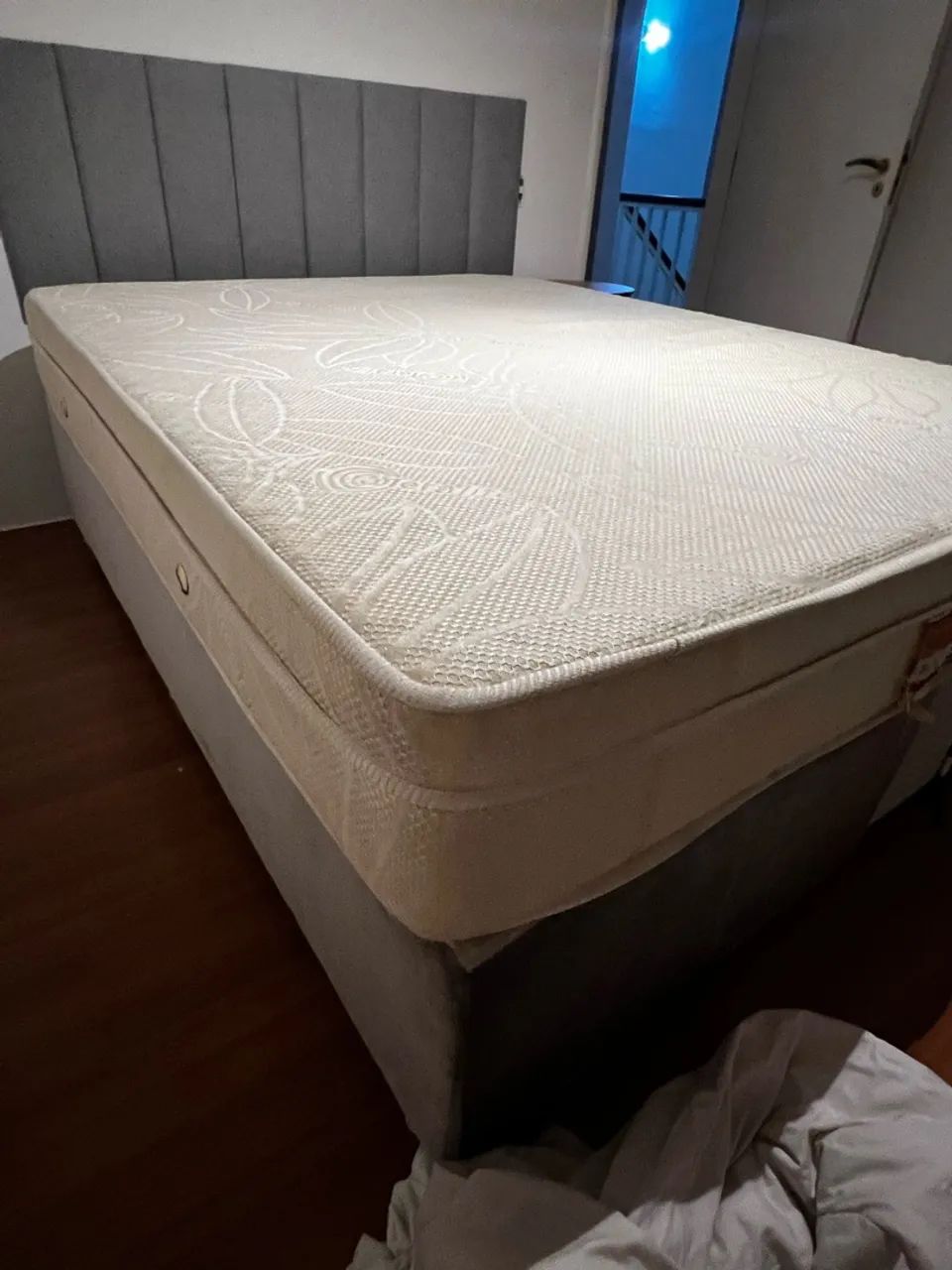 Cama Queen com box, da marca Terra Life.