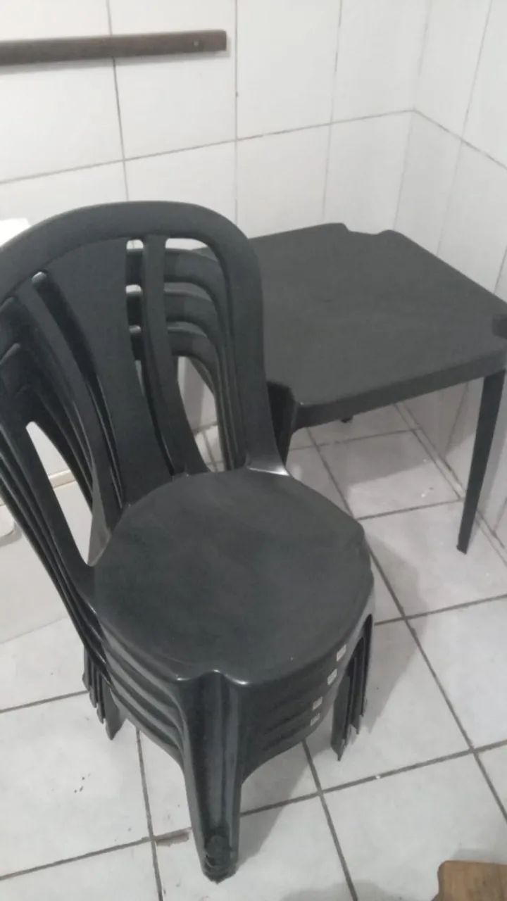 Mesa de Plastico Preta com 4 cadeiras - Foto 4