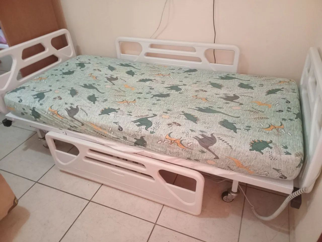 Cama hospitalar com controle