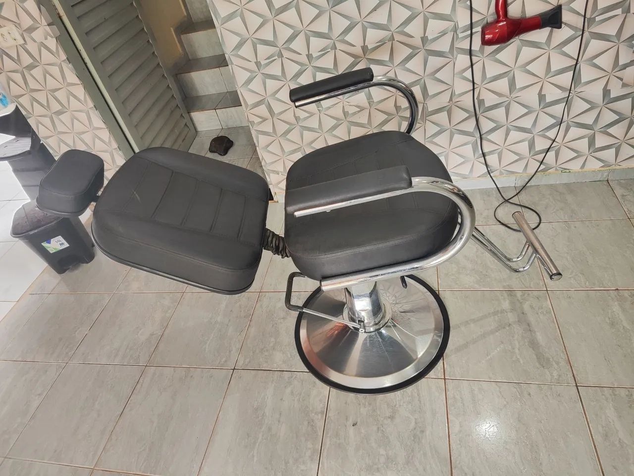 Vendo Cadeira de Barbeiro Reclinável e Hidráulica  - Foto 4