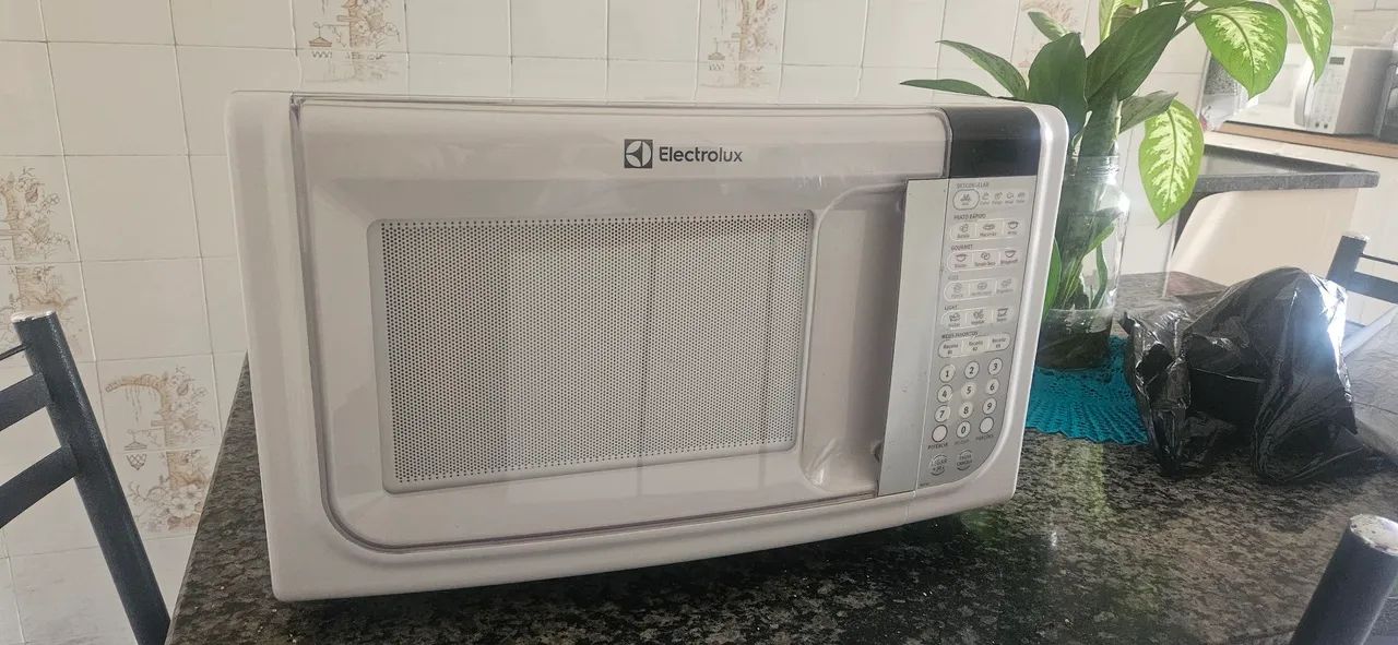 Micro-ondas Electrolux 31L com defeito