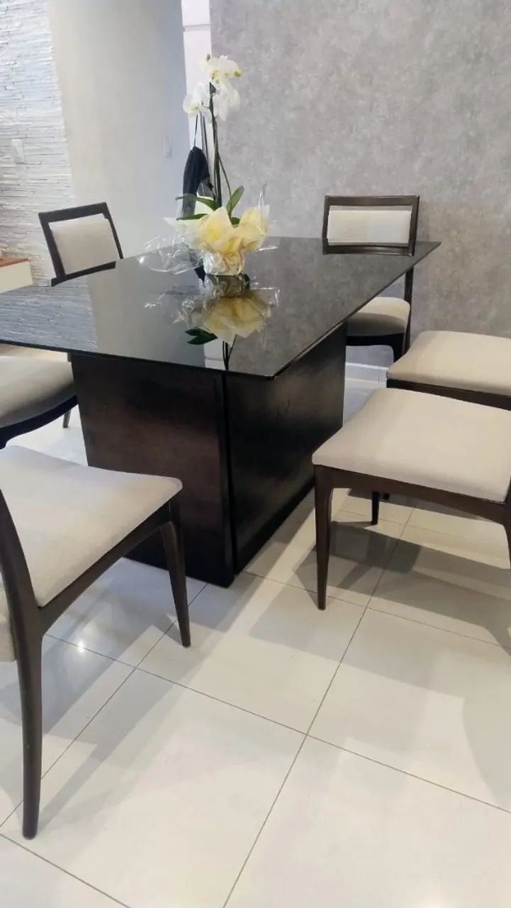 Mesa de vidro , base de madeira maciça com seis cadeiras  - Foto 2