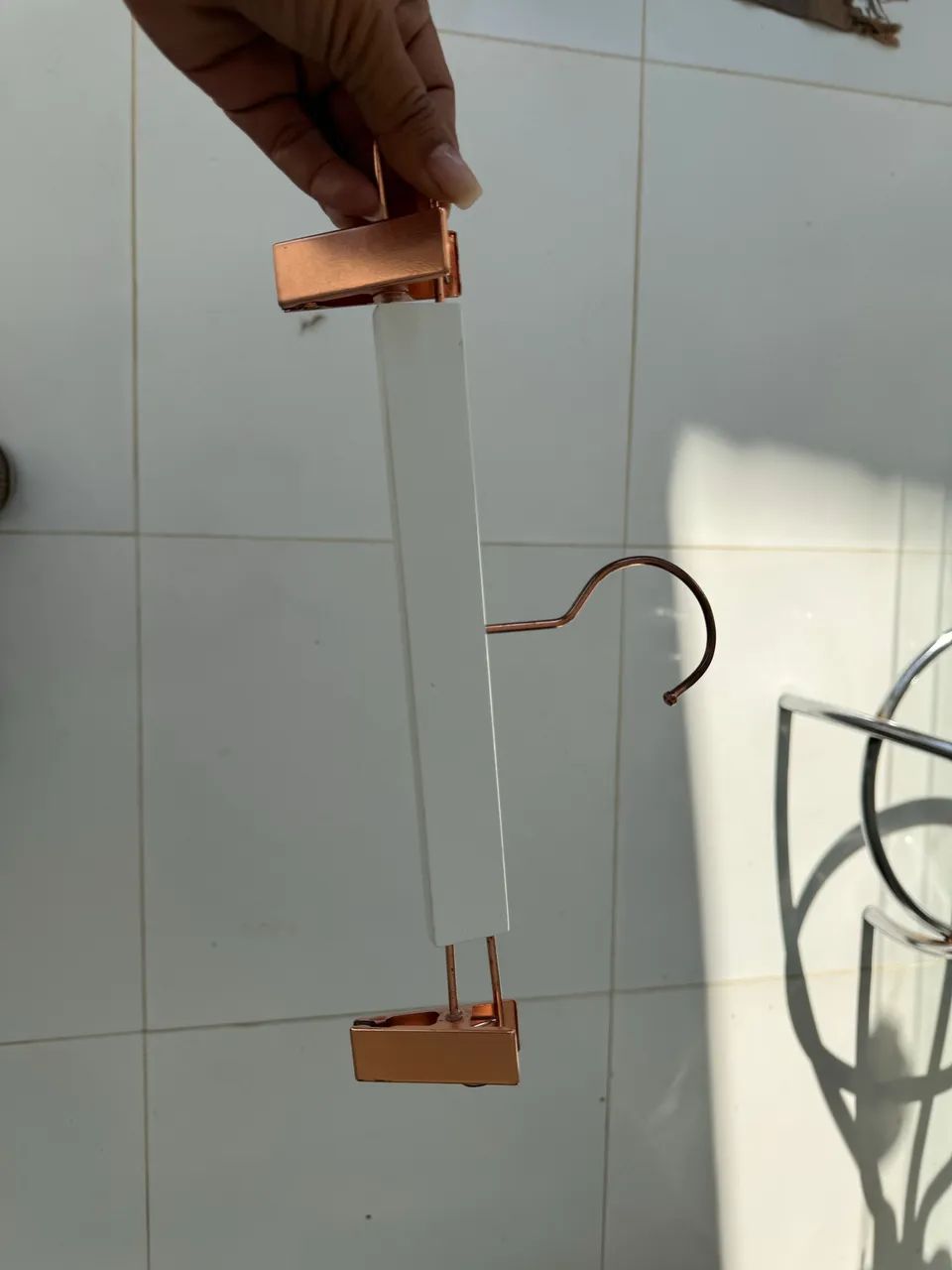 Cabides madeira branca com rose gold  - Foto 2