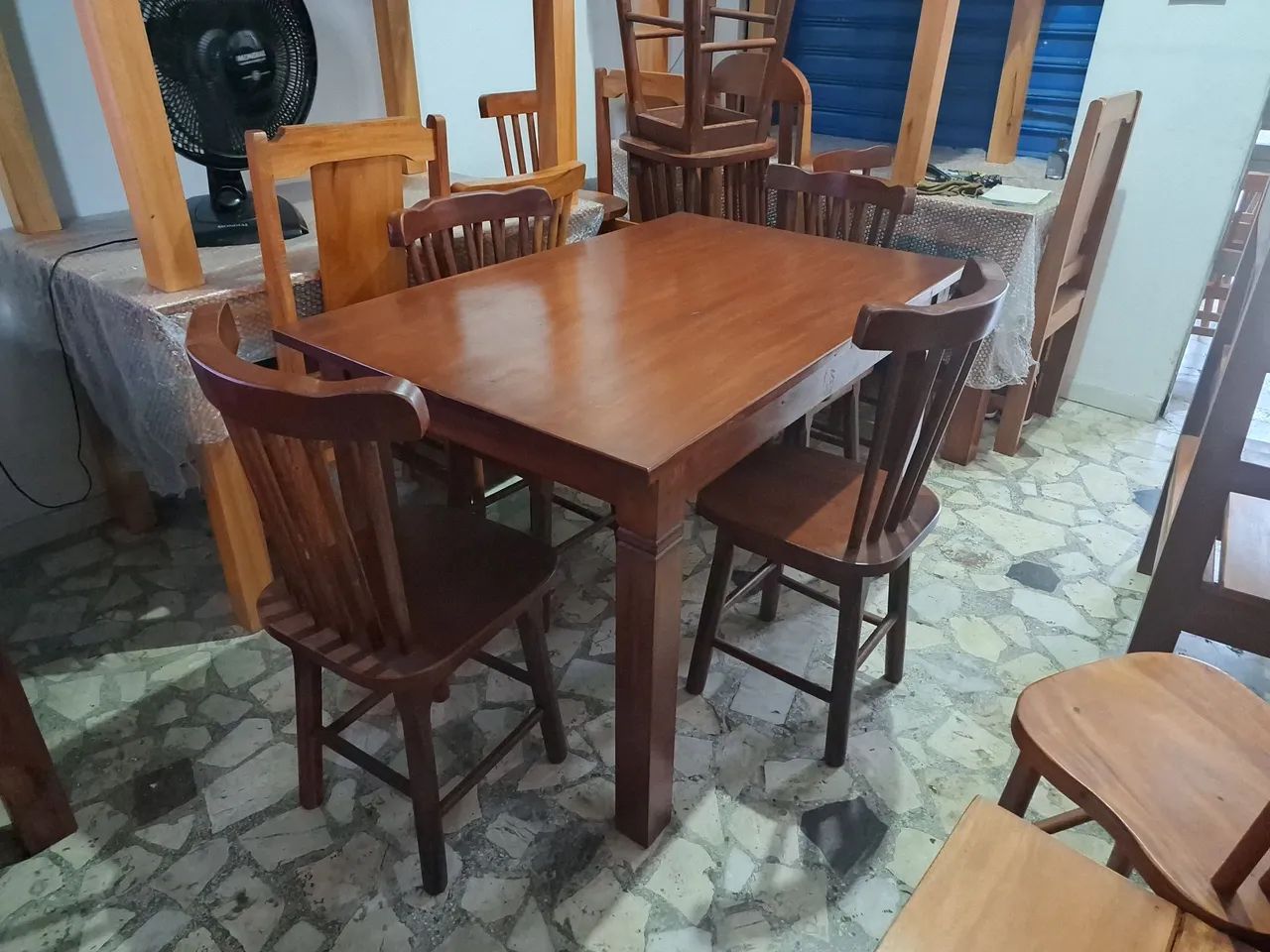 Mesa de jantar redonda com 4 cadeiras de madeira de lei - Foto 3
