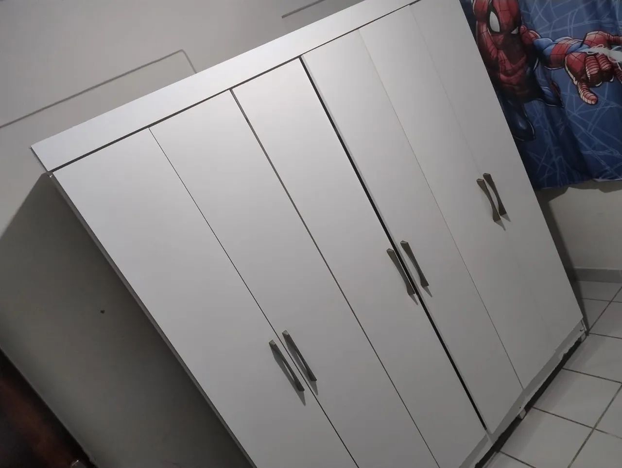 Guarda-roupa bem conservado