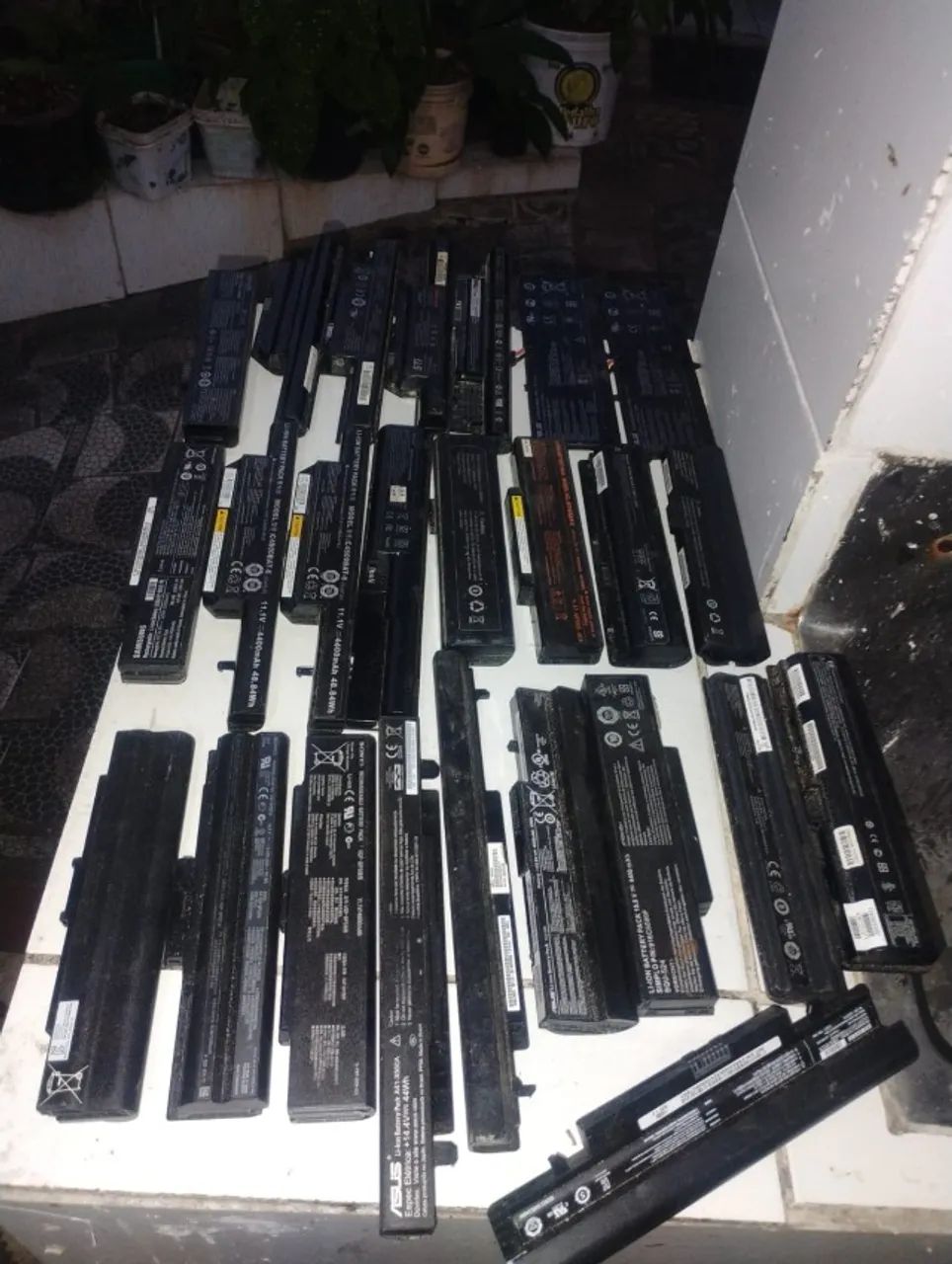 LOTE DE BATERIAS DE NOTEBOOK USADAS ALGUMAS PEGAM NORMALMENTE !!