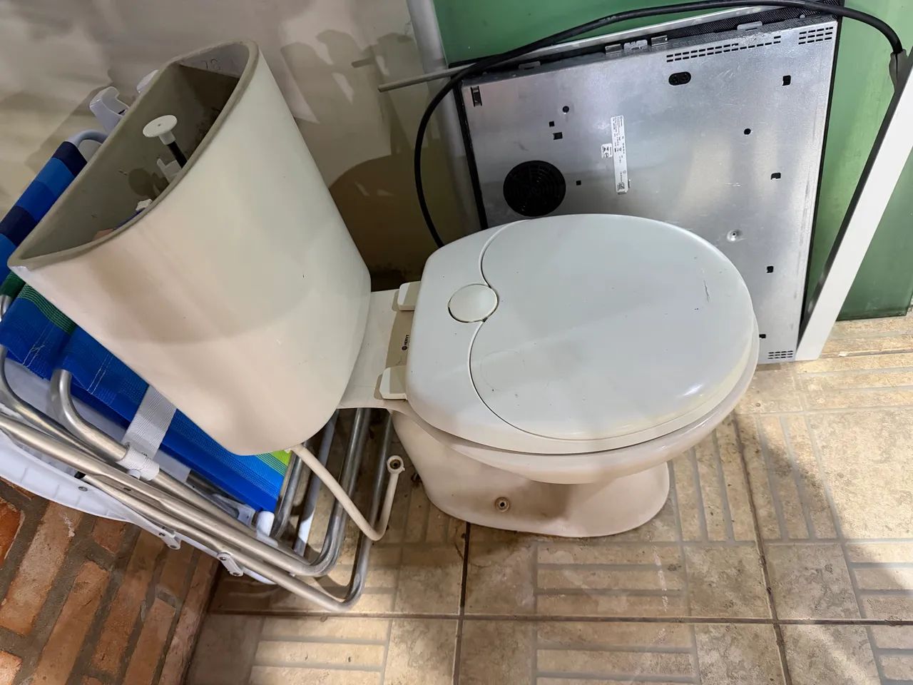 Vaso sanitário com caixa sem tampa 
