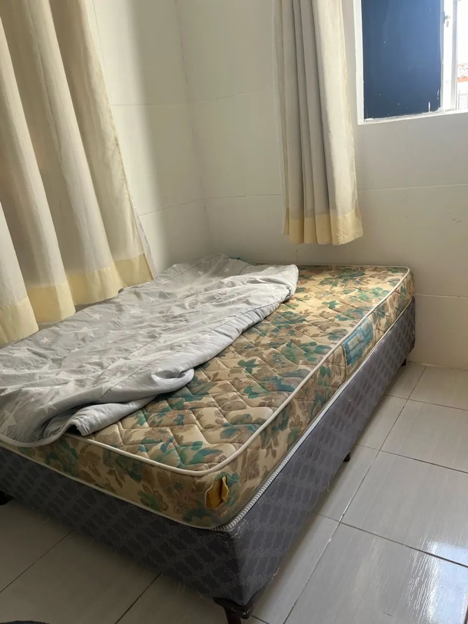 Cama de casal com colchão à venda
