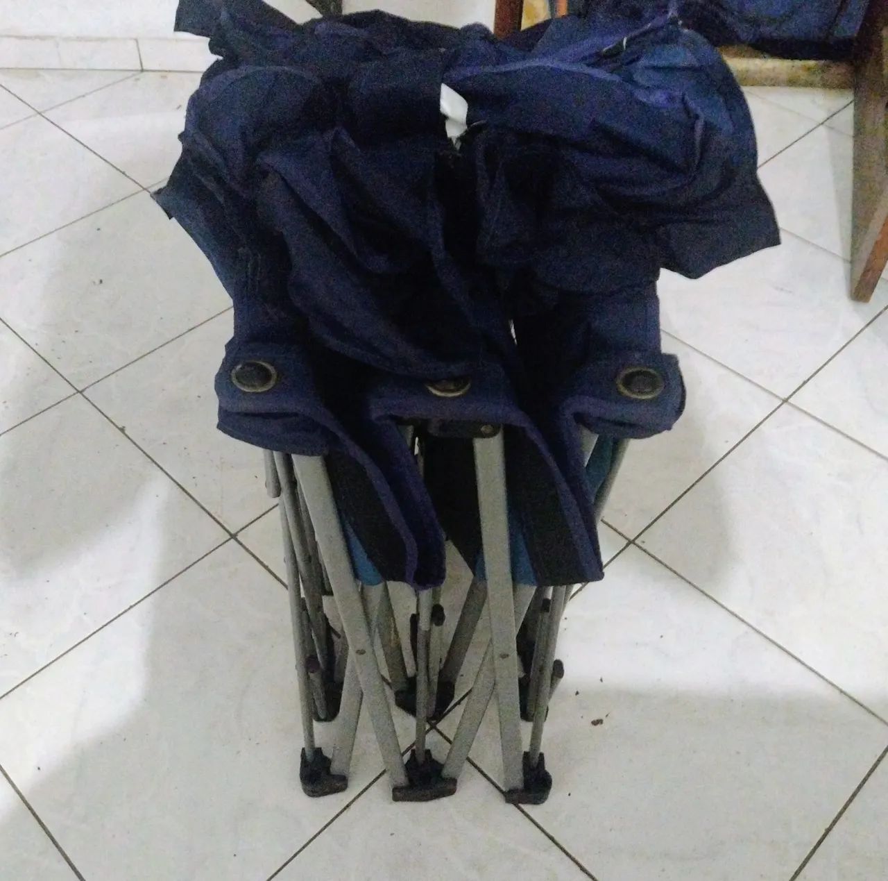Mesa retrátil para camping ou praia .