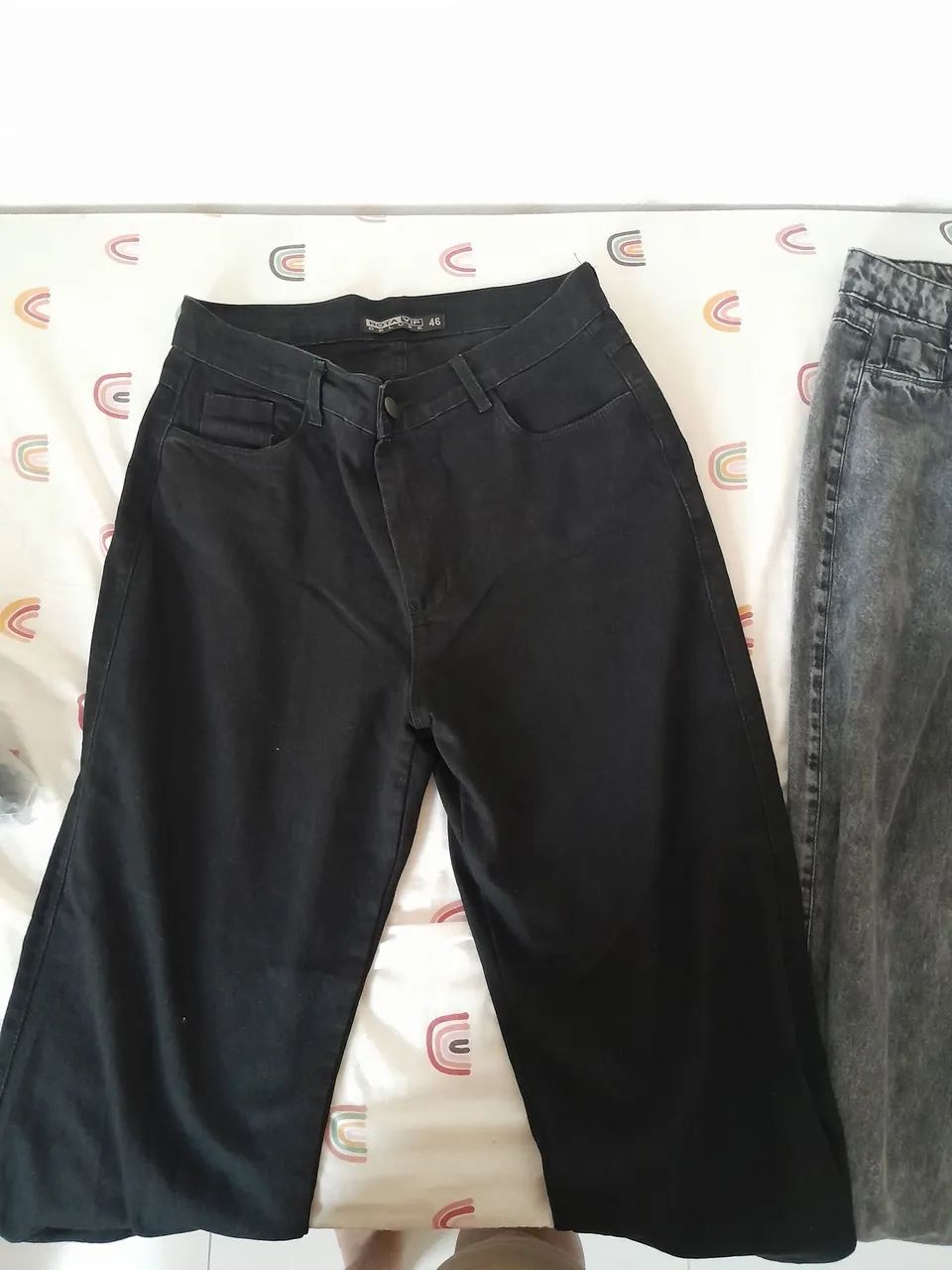 Calça preta e marmorizada, tamanho 46 - Foto 2