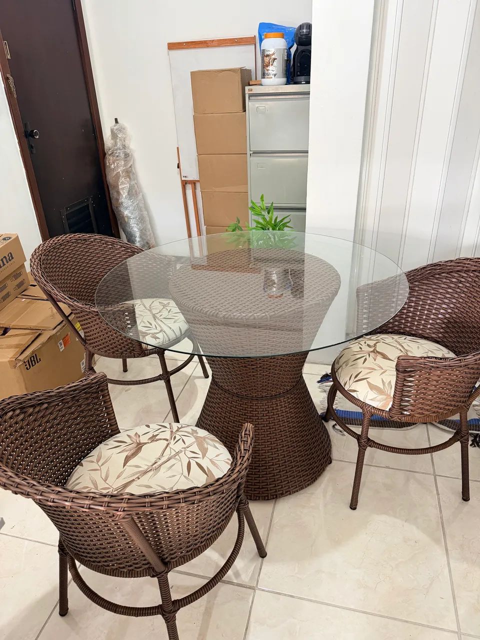 Mesa em vidro, Base e 3 poltronas em Vime! - Foto 2