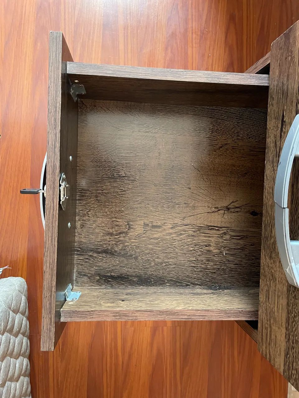 Escrivaninha Robusta e Funcional com chave 64962182737154121