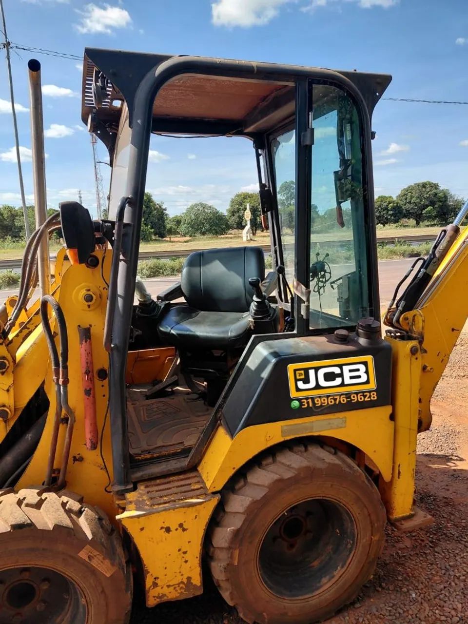 Mini retroescavadeira JCB 1CX cabinada  - Foto 4