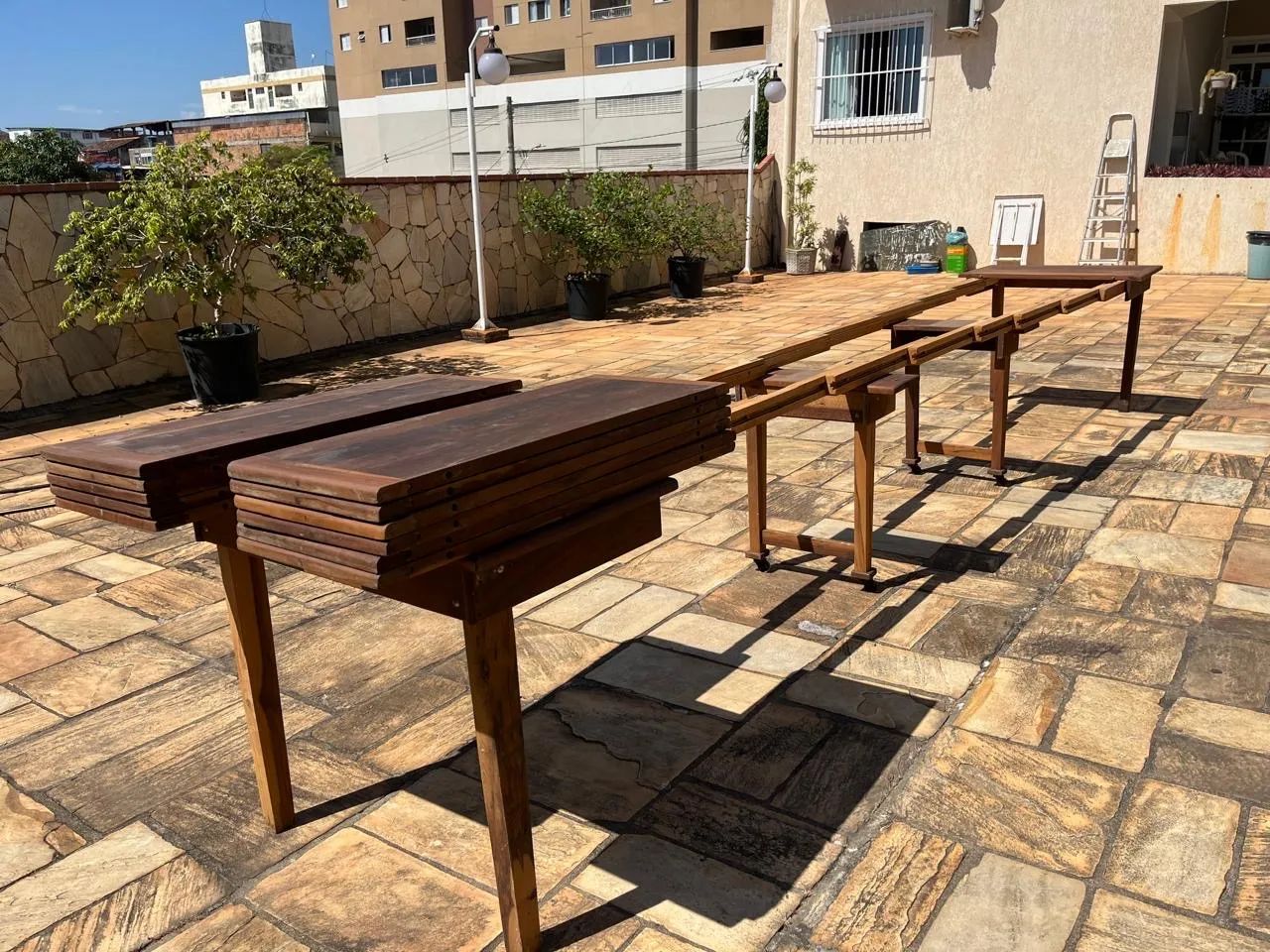 Mesa extensível com rodízios e tábuas de extensão em madeira de lei - Foto 2