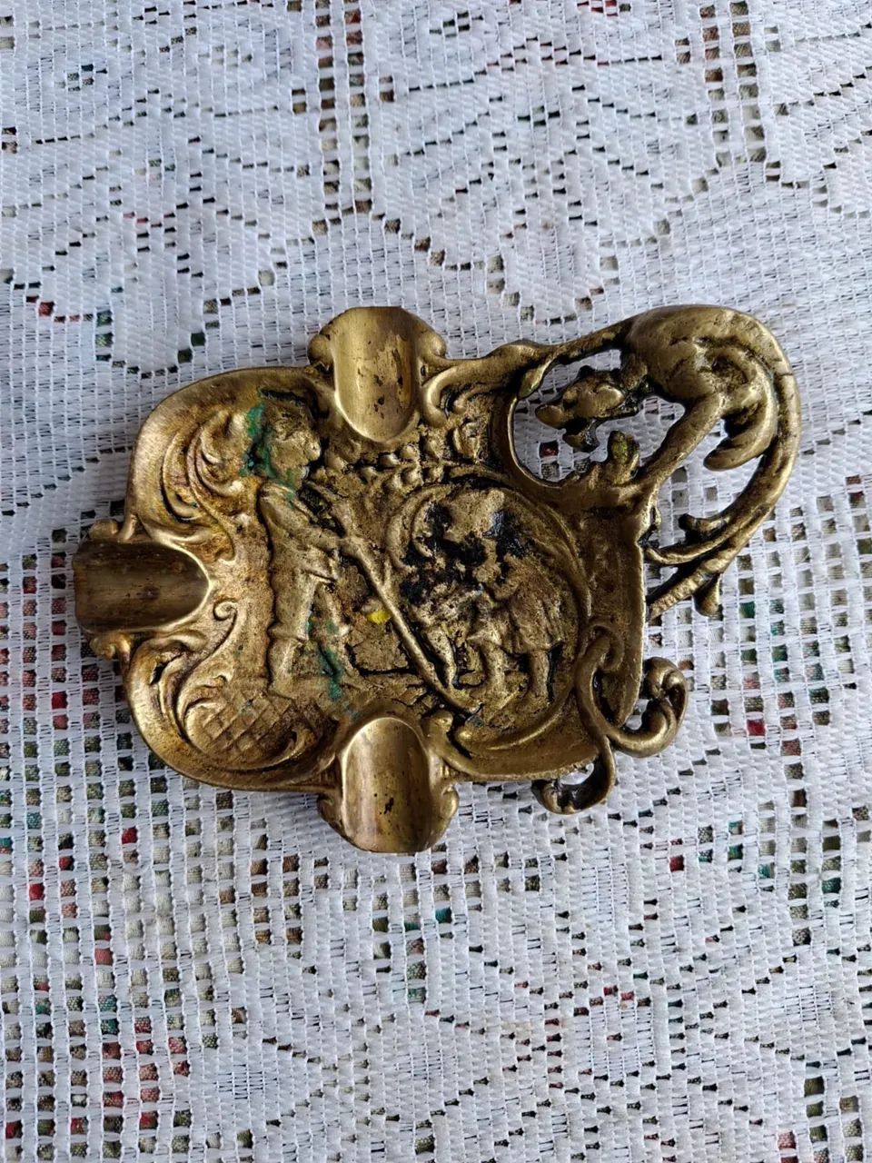 Cinzeiro antigo em bronze com motivo gárgula 