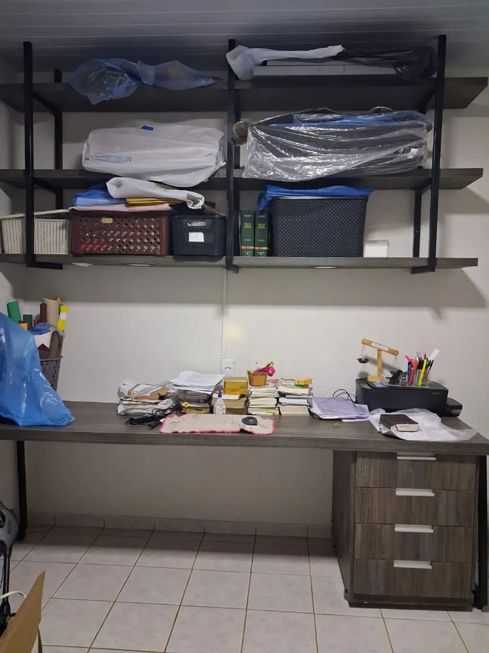 Prateleira estilo industrial e mesa de trabalho  - Foto 2