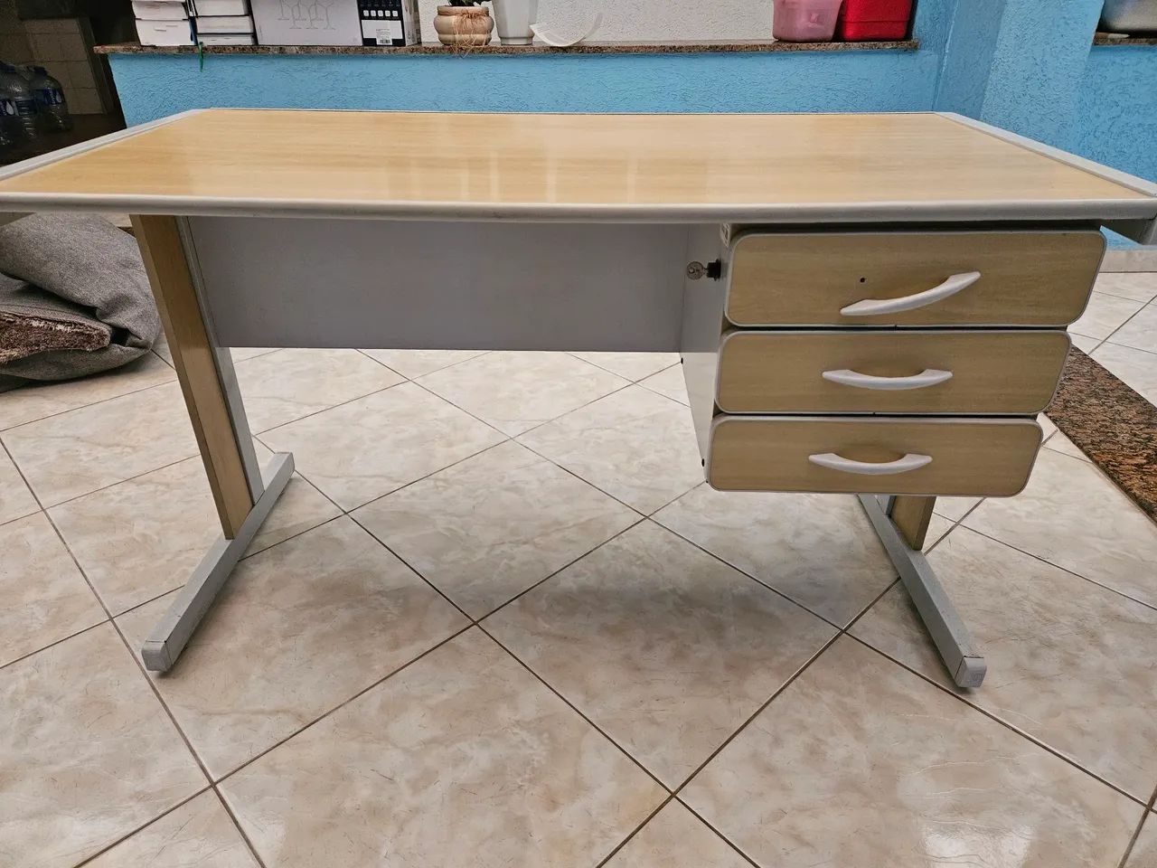 Mesa Escrivaninha 1,27m com 3 Gavetas - Madeira e Metal