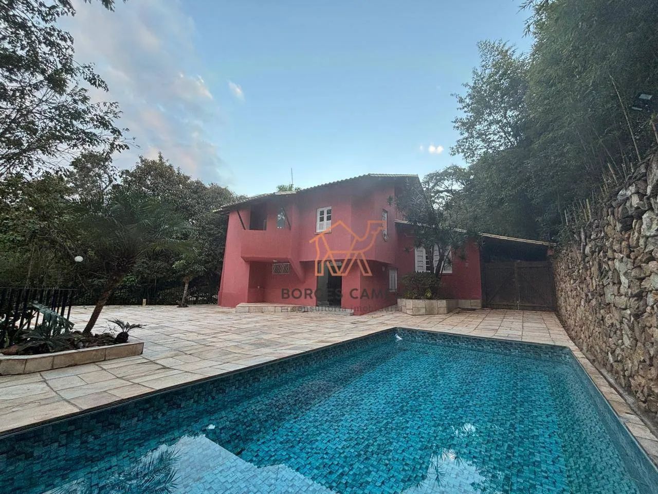 charmosa casa com amplo quintal