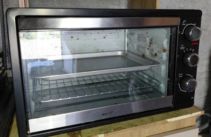 Caixa de som e forno elétrico 
