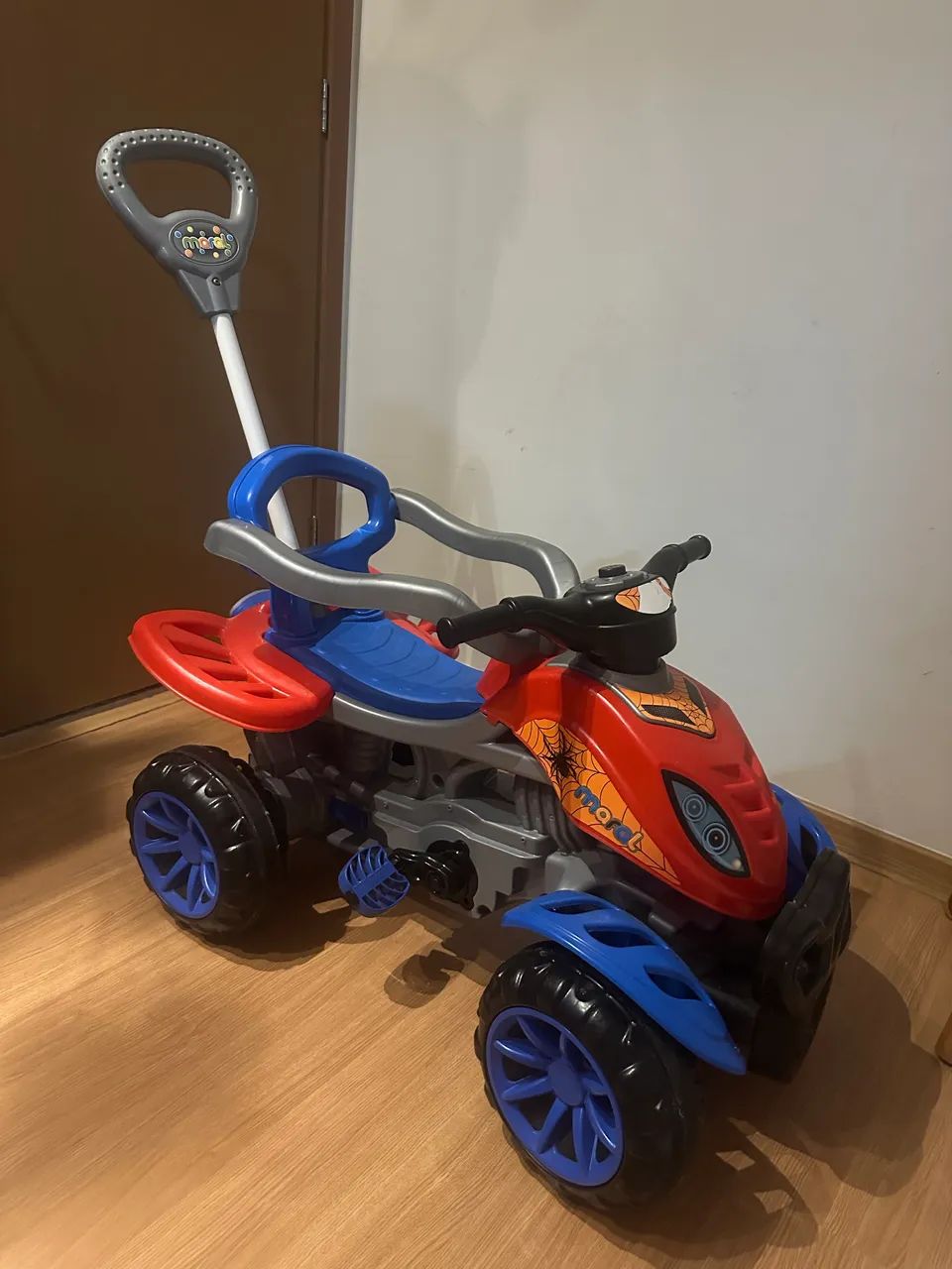 Quadriciclo infantil a pedal