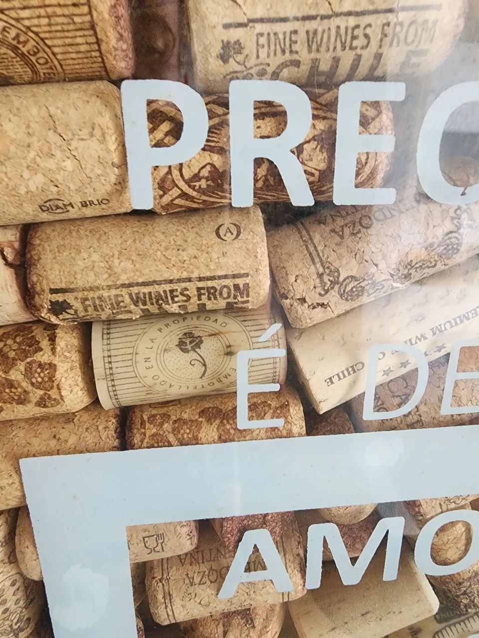 Porta rolhas de vinhos cheio. - Foto 3
