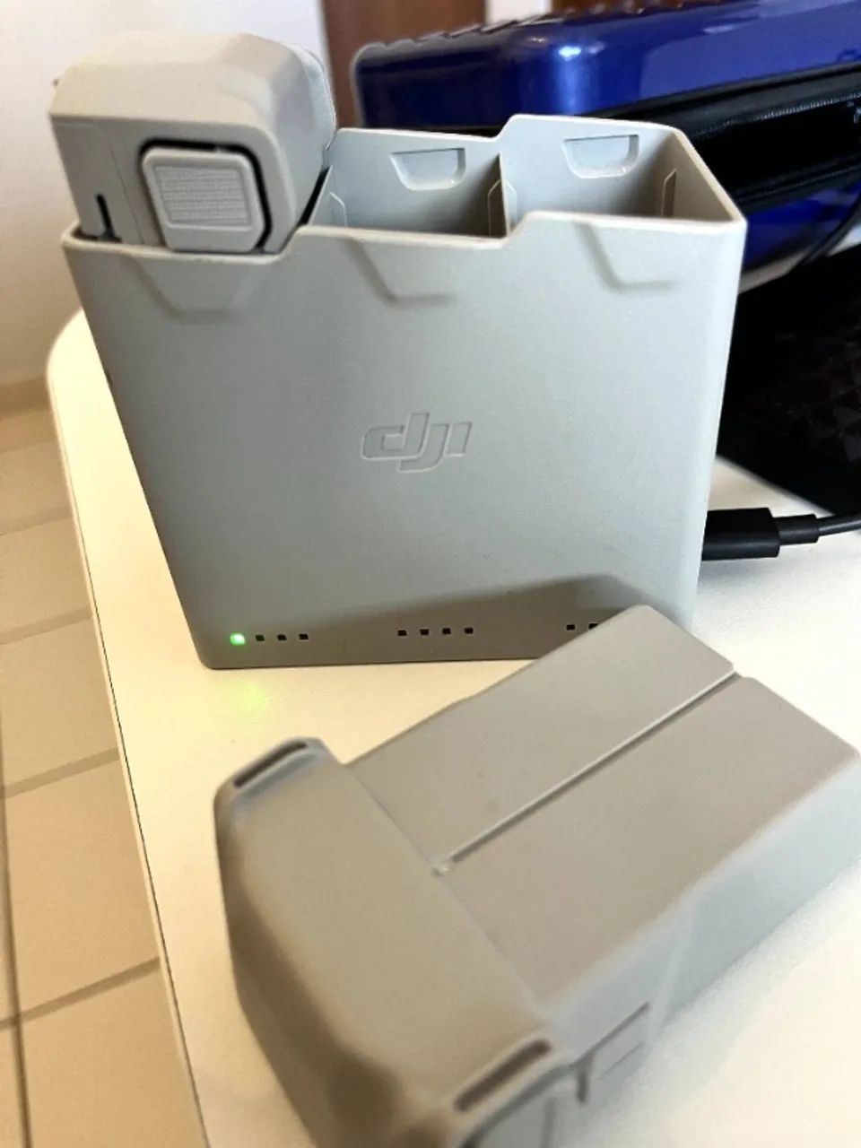 Hub + 2 baterias PLUS DJI MINI 4 - Foto 3