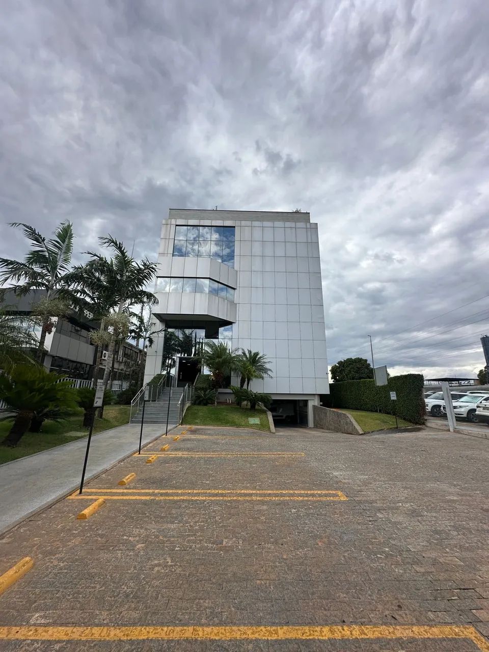Conjunto de 3 Salas Comerciais Modernas com 119m2 no Coração do SIA  Ideal para a sua Emp