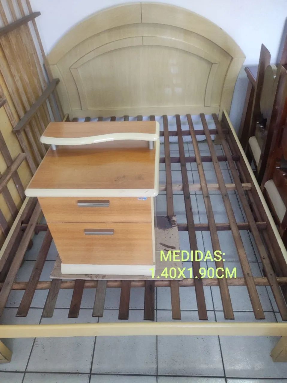 CAMA CASAL MOVELAR C/ UMA MESA DE CABECEIRA.