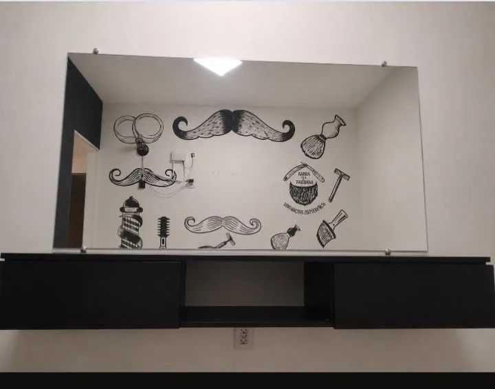 Balcão e espelho em perfeitas condições , excelente para barbearia 