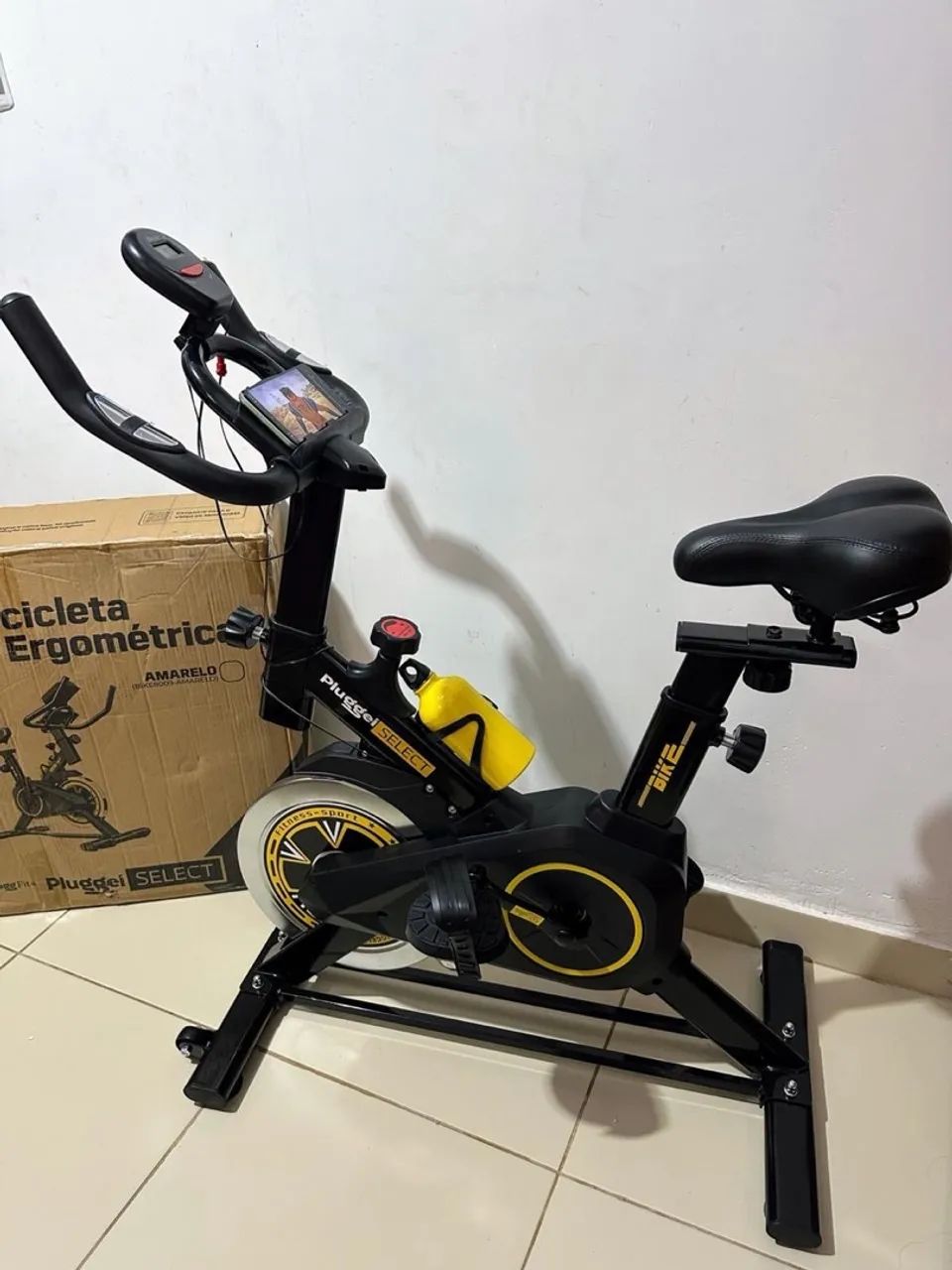 Bicicleta ergométrica nova na caixa