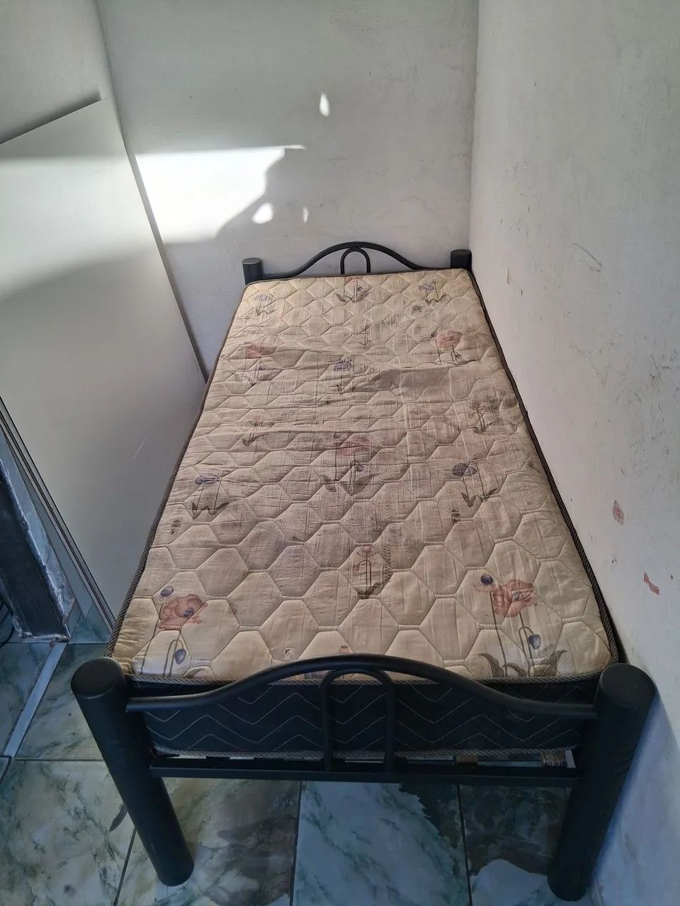 Cama tubular solteiro com colchão 