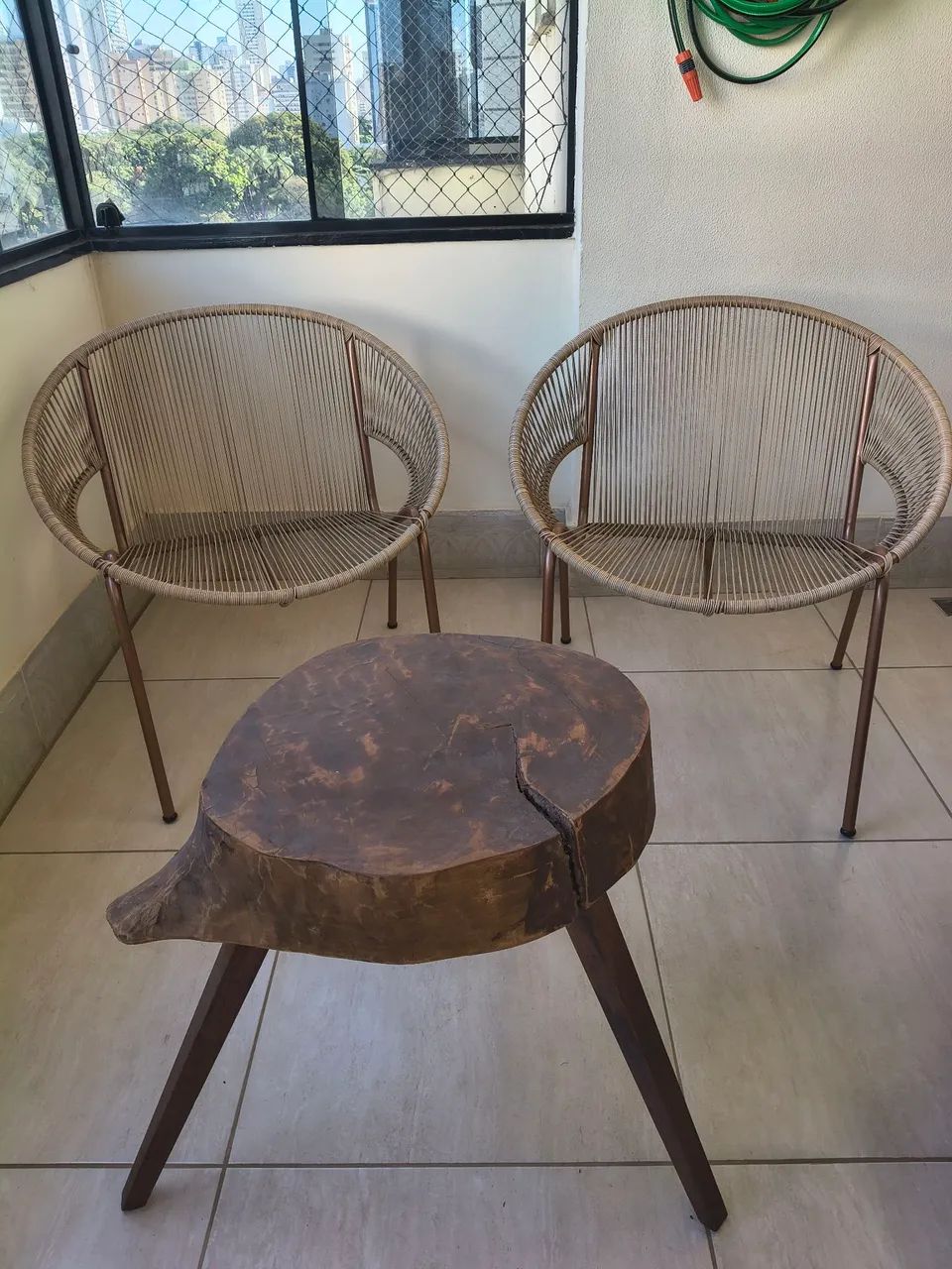Vendo conjunto de duas cadeiras com uma mesa de centro  - Foto 2