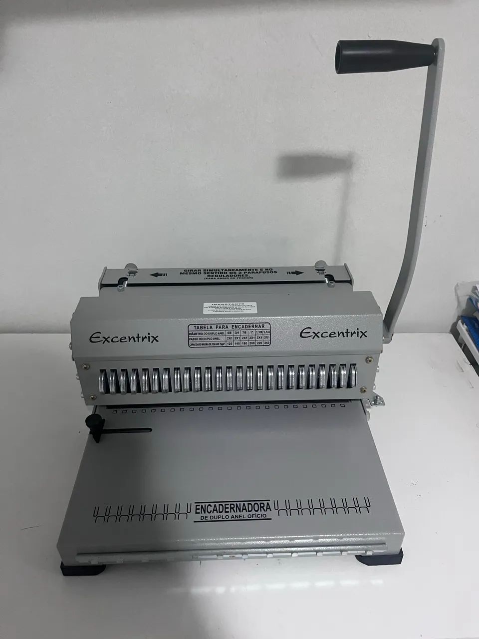 Encadernadora Perfuradora e Fechadora Wire-O Excentrix - NOVA