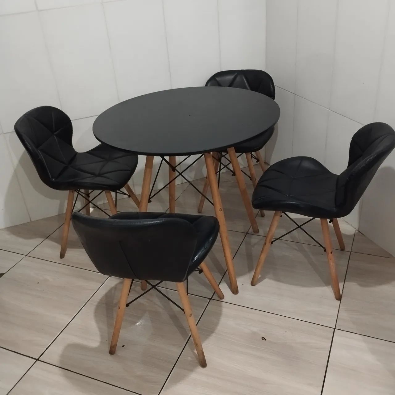 Mesa com 4 cadeiras estofadas.