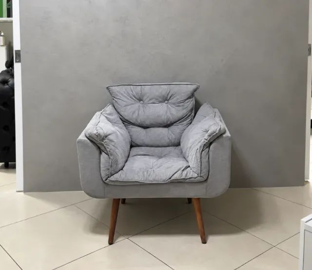 Poltrona Retrô em Suede Cor Cinza com Pés de Madeira