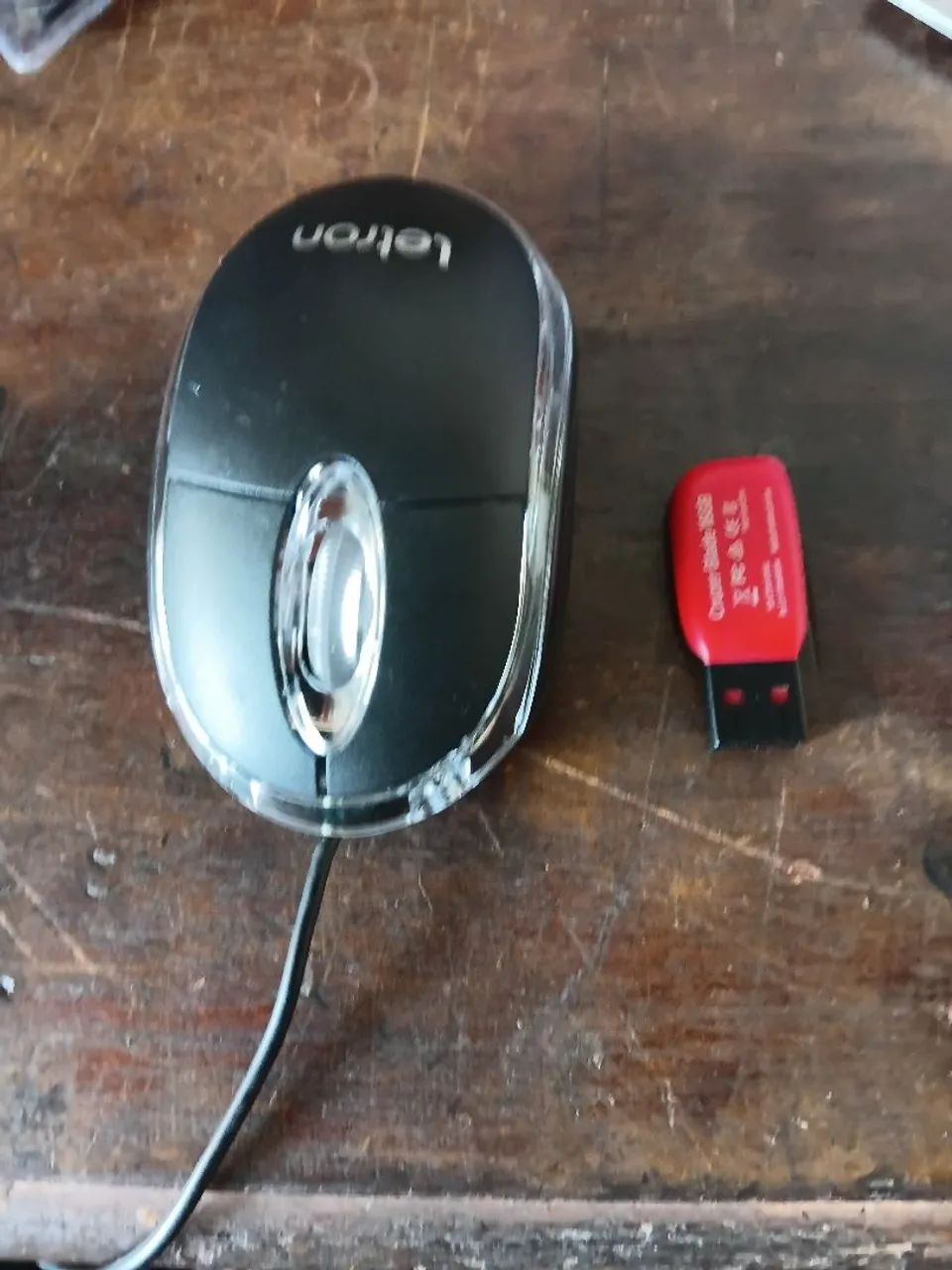 Um mouse letron e um pen drive Cruzer blade 16GB