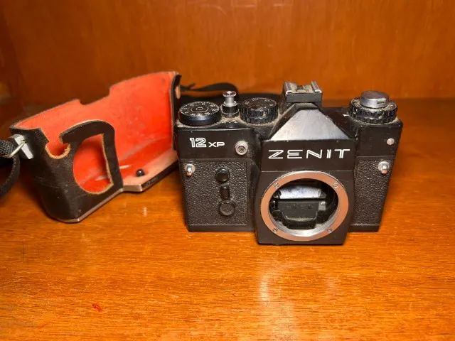 Câmera Analógica Zenit 12XP Temporizador funcionando e Case de Couro - Sem Lente -RELÍQUIA